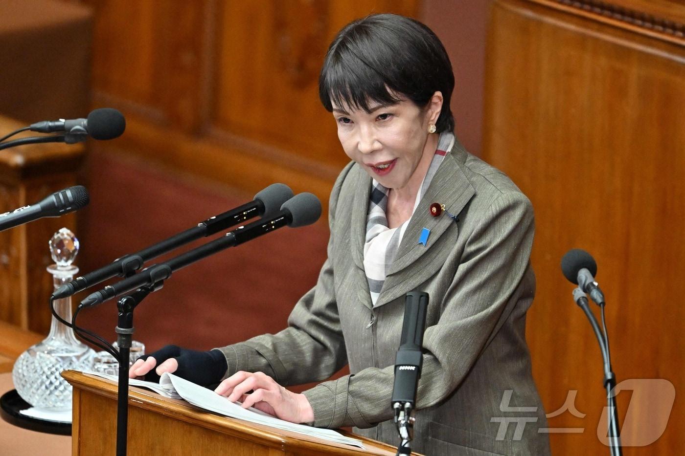 본문 이미지 - 다카이치 사나에 일본 총리가 24일 도쿄 의회 본회의에서 오가와 준야 중도개혁연맹 대표의 질문에 답변하고 있다. 2026.2.24 ⓒ AFP=뉴스1