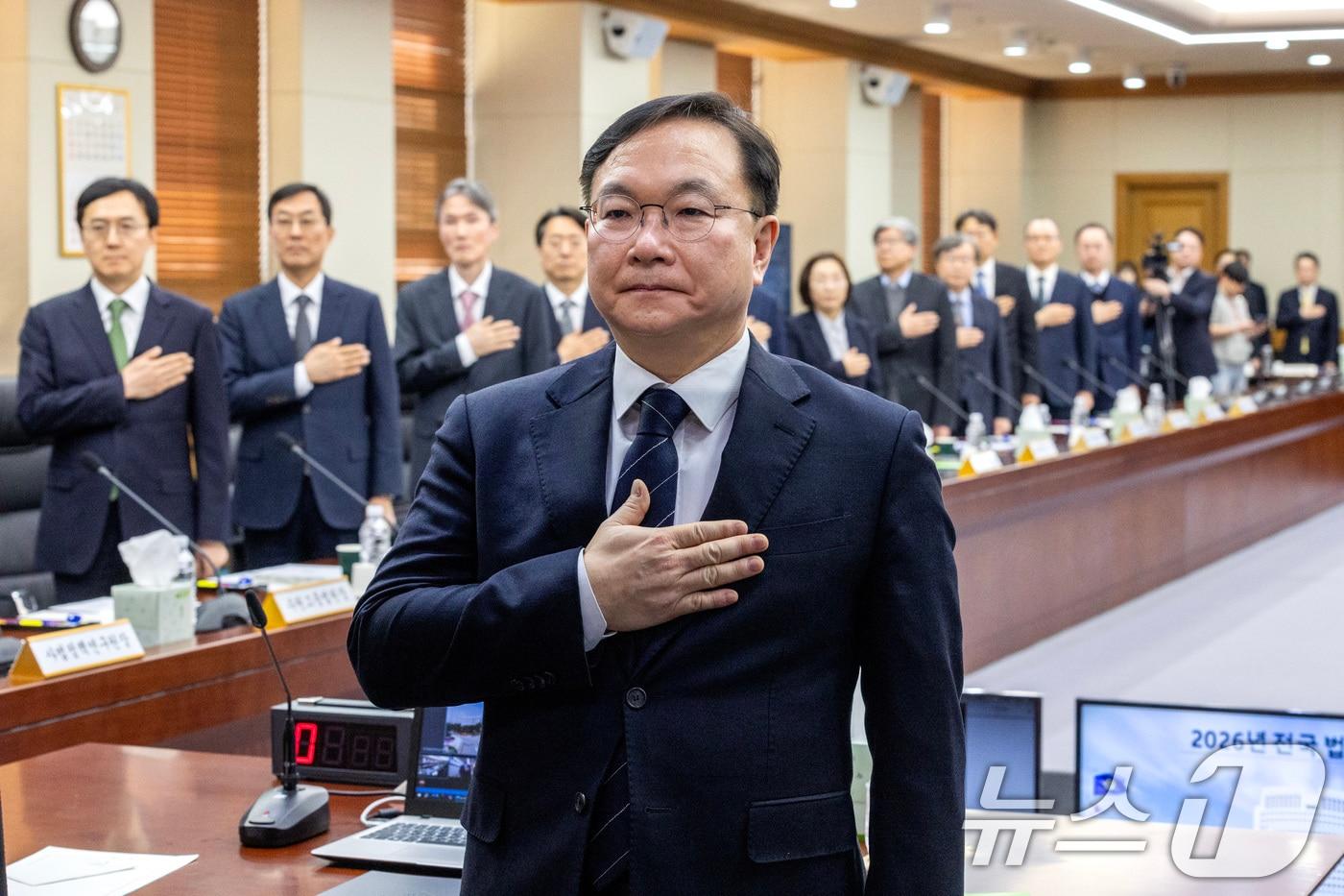 본문 이미지 - 박영재 법원행정처장을 비롯한 법원장들이 25일 오후 서울 서초구 대법원 청사에서 열린 전국법원장회의에서 국민의례를 하고 있다. (공동취재) 2026.2.25 ⓒ 뉴스1 김도우 기자