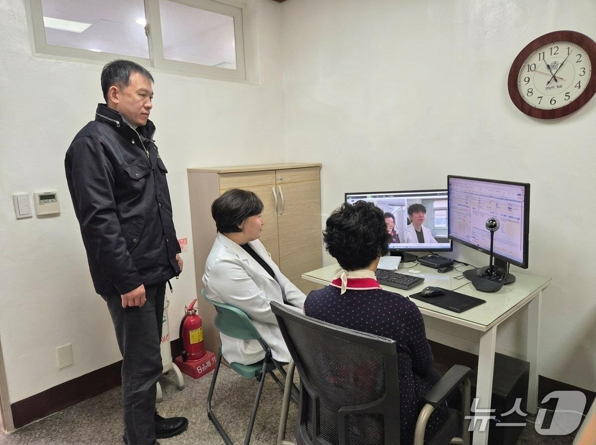 본문 이미지 - 장재혁 합천 부군수가 25일 비상진료체계 현장을 점검하고 있다(합천군 제공. 재판매 및 DB금지).