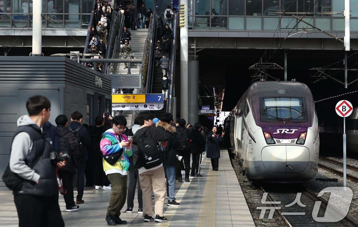 본문 이미지 - KTX·SRT 시범 교차운행 첫 날 서울 용산구 서울역에서 부산발 SRT가 정차하고 있다. (사진은 기사 내용과 무관함) / 뉴스1 ⓒ News12026.2.25