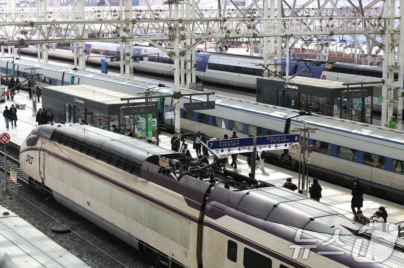 본문 이미지 - KTX·SRT 시범 교차운행 첫 날인 25일 오후 서울 용산구 서울역에서 부산발 SRT와 KTX, 무궁화호 등이 정차해 있다. 2026.2.25 ⓒ 뉴스1 김민지 기자