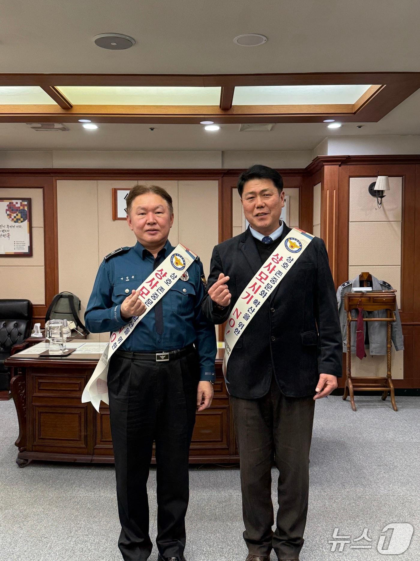 본문 이미지 -  여진용 인천경찰청 공공안전부장(왼쪽)과 백승철 인천경찰청 직장협의회 대표(인천경찰청 제공. 재배포 및 DB금지)2026.2.25/뉴스1