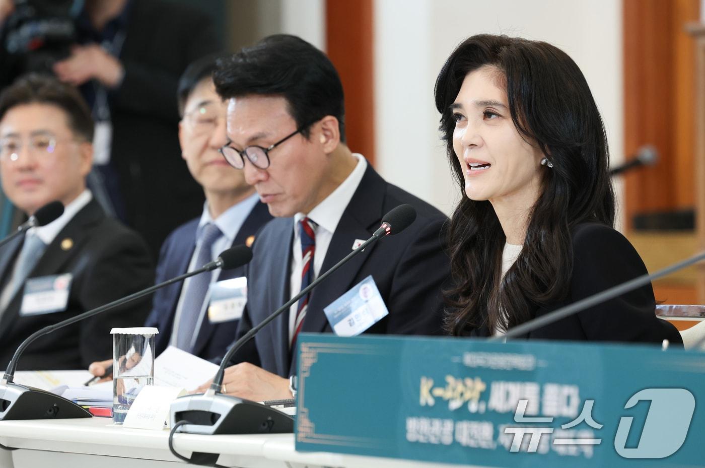 본문 이미지 - 이부진 한국방문의해위원장이 25일 청와대에서 열린 확대국가관광전략회의에서 발언하고 있다. 2026.2.25 ⓒ 뉴스1 이재명 기자