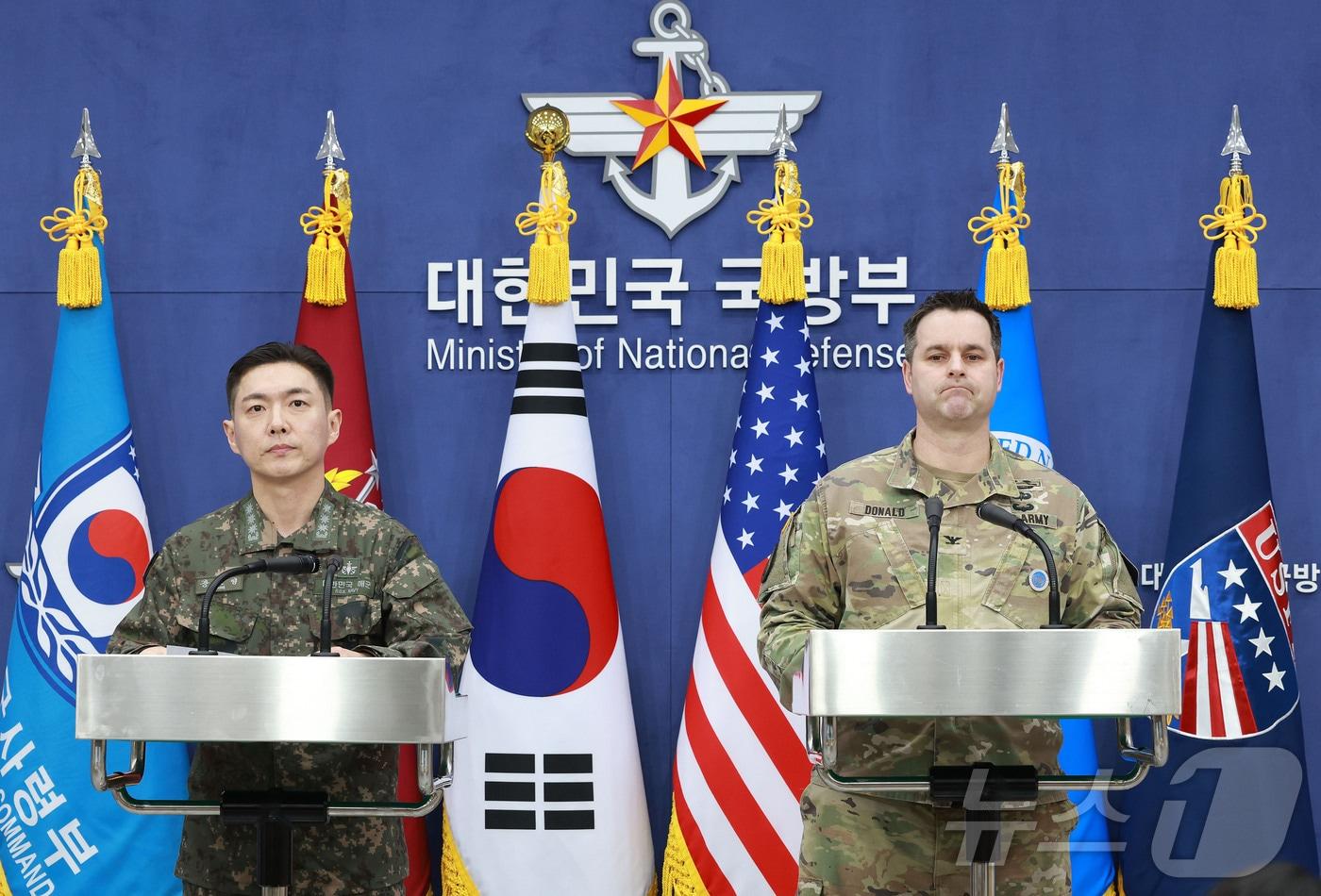 본문 이미지 - 장도영 합동참모본부 공보실장과 라이언 도날드 주한미군사 공보실장이 서울 용산구 국방부에서 공동브리핑을 하고 있다. ⓒ 뉴스1 사진공동취재단