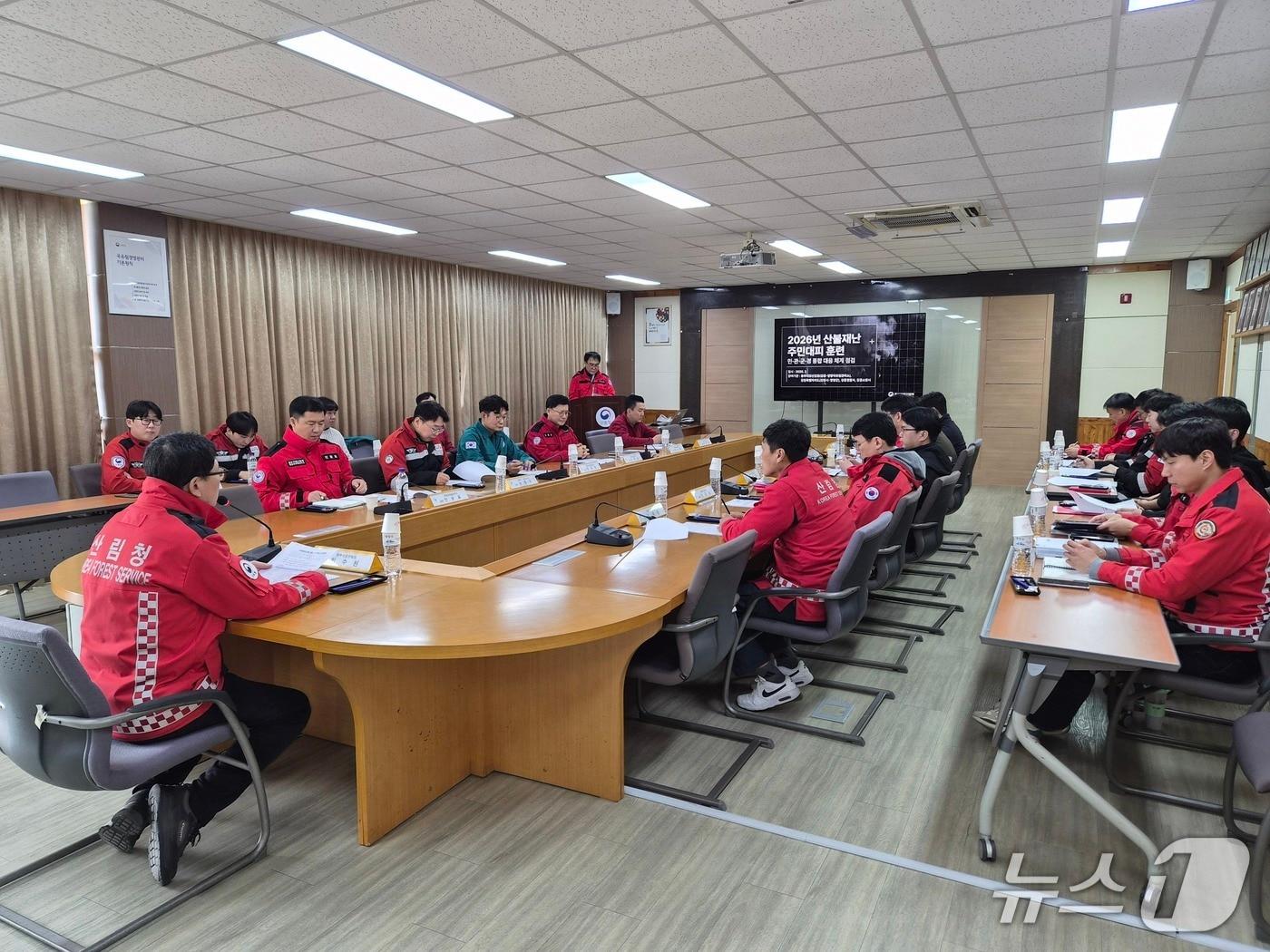 본문 이미지 - 동부지방산림청 주민 대피 모의 훈련.(동부산림청 제공, 재판매 및 DB 금지) 2026.2.25/뉴스1