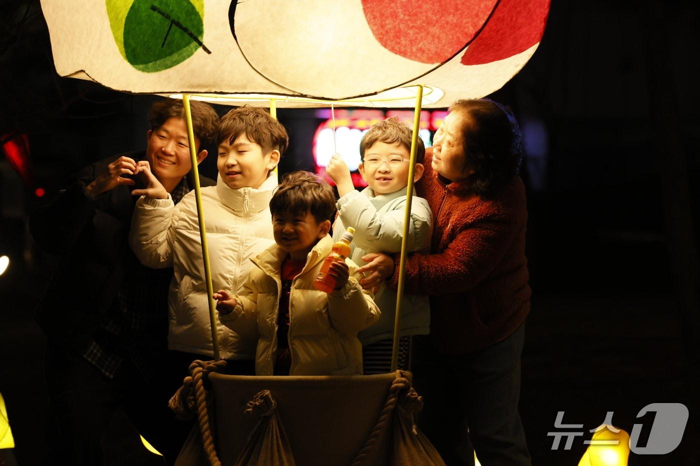 본문 이미지 -  '충주본색:국악ON천' 축제를 즐기는 시민.(충주문화관광재단 제공. 재판매 및 DB금지)/뉴스1