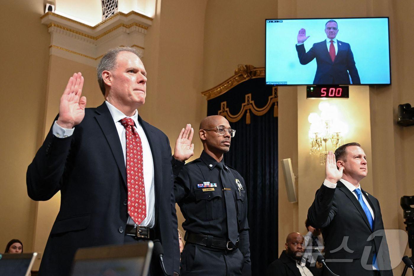 본문 이미지 - 24일(현지시간) 북중미 월드컵 개최에서 보안 업무를 담당하는 (왼쪽부터) 마이크 세나 국립융합센터협회(NFCA) 회장, 조셉 매빈 캔자스시티 경찰청 부청장, 트레비스 넬슨 메릴랜드주 국토안보국장이 워싱턴DC 하원 국토안보위원회 청문회에 참석해 증인 선서를 하고 있다. 2026.02.24 ⓒ AFP=뉴스1