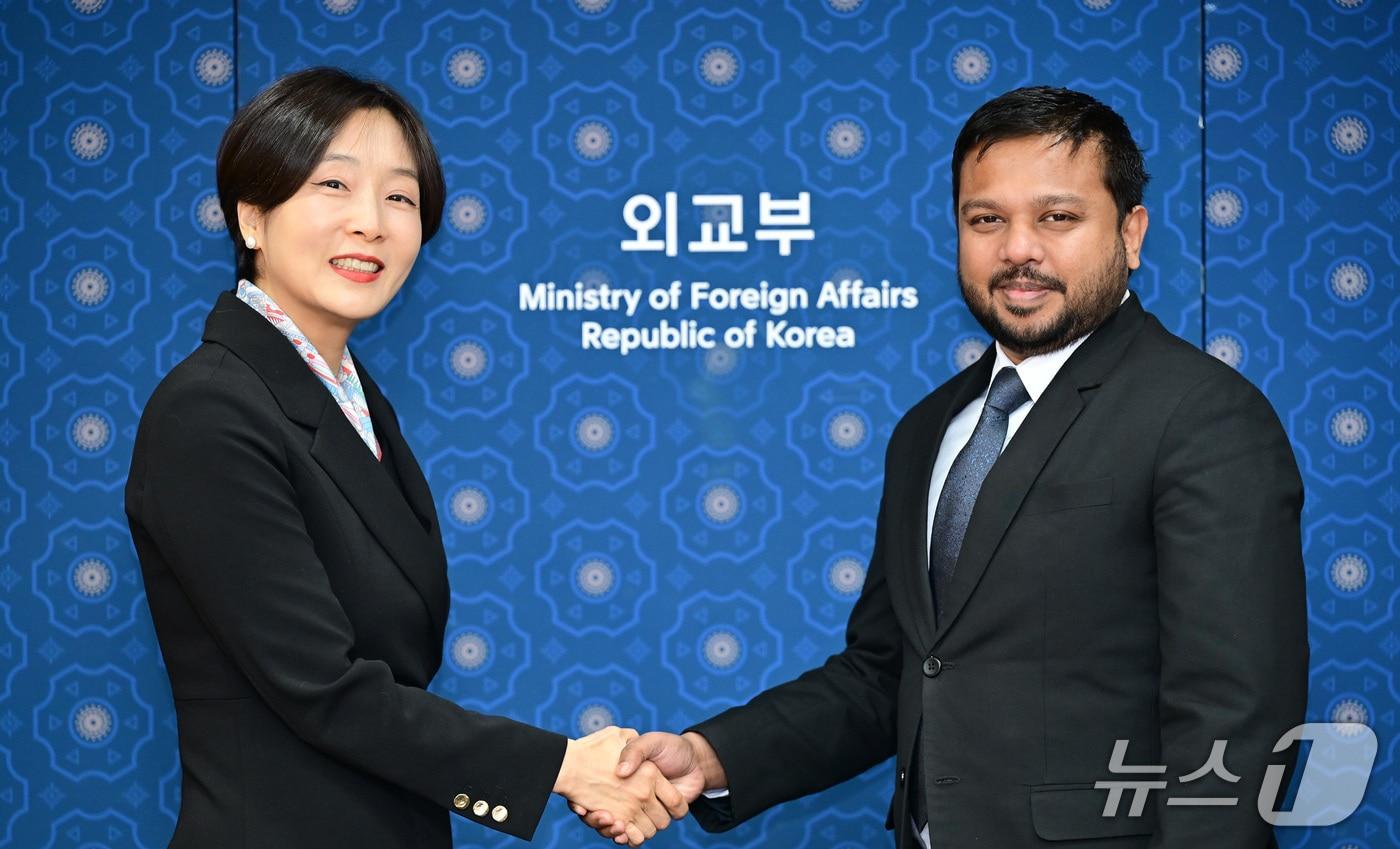 본문 이미지 - 정의혜 외교부 차관보가 25일 방한 중인 아룬 헤마찬드라 스리랑카 외교·해외고용부 부장관과 면담을 가졌다. 2026.02.25. (외교부 제공)