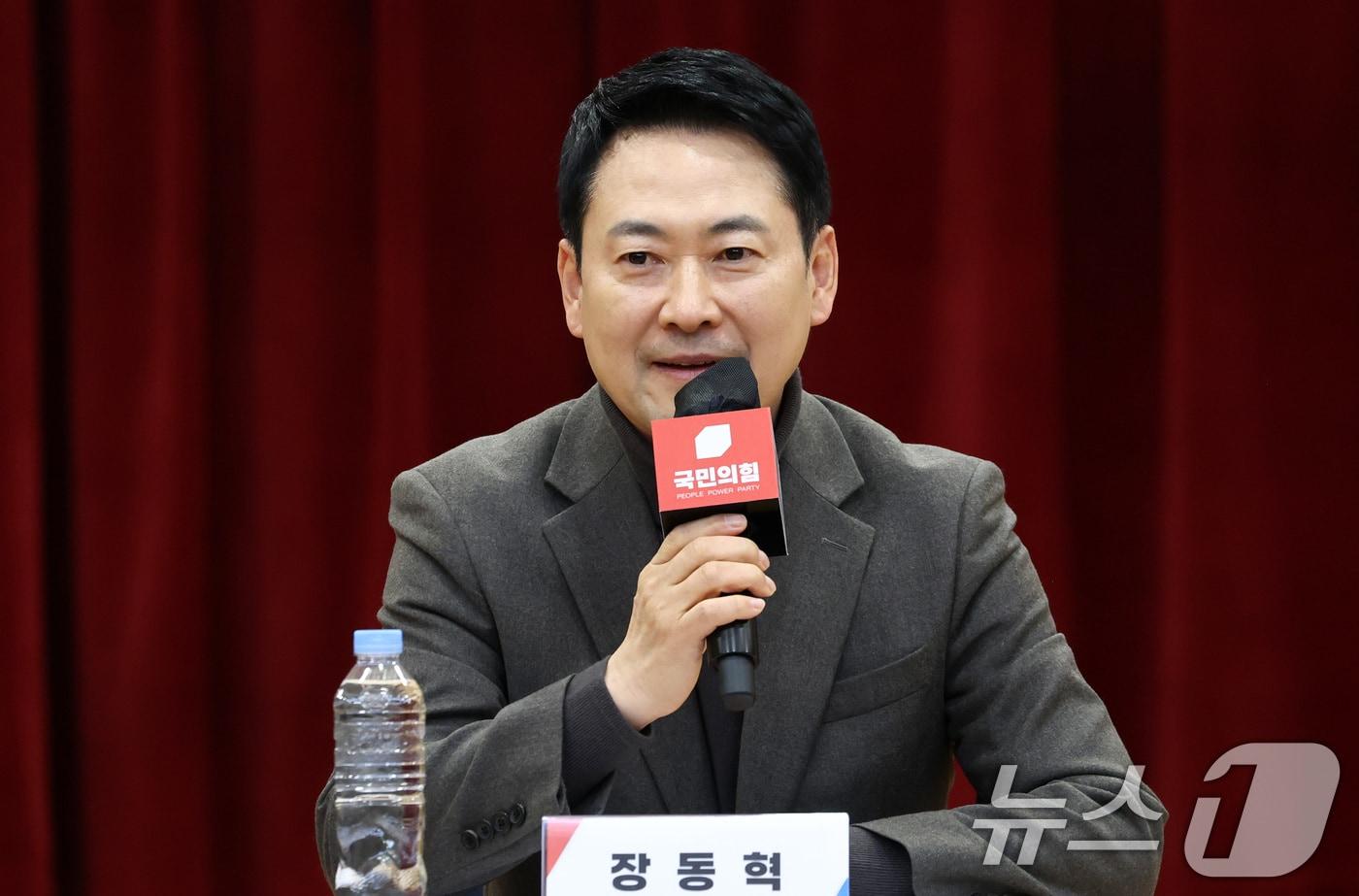 본문 이미지 - 장동혁 국민의힘 대표가 지난 25일 오후 서울 양천구 해누리타운에서 국민의힘 부동산정책 정상화 특별위원회가 주최한 부동산 관련 현장 간담회에서 발언하고 있다. 2026.2.25 ⓒ 뉴스1 최지환 기자