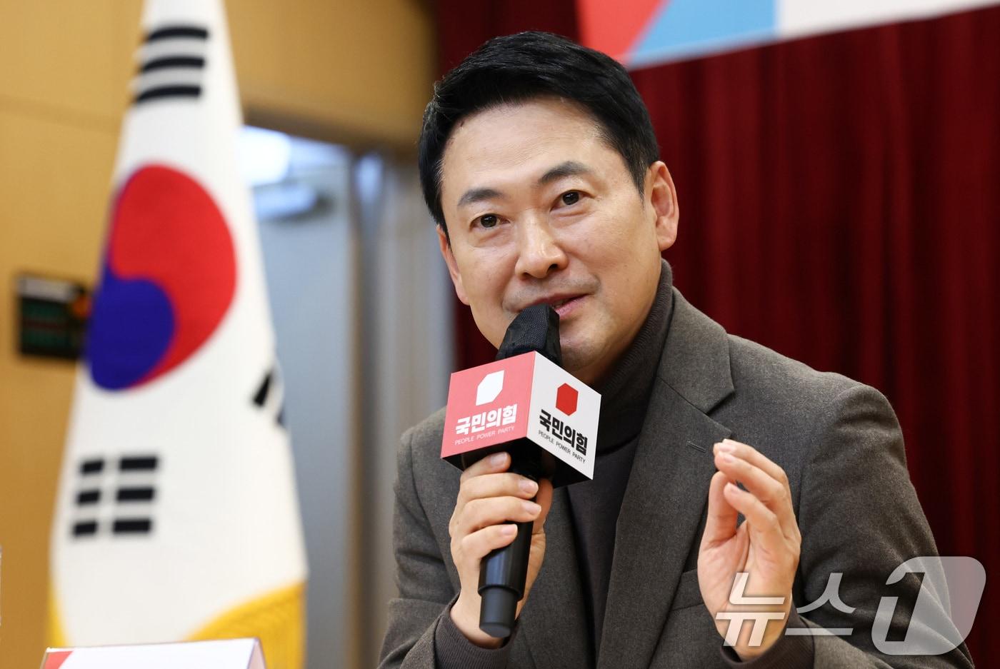 본문 이미지 - 장동혁 국민의힘 대표가 25일 오후 서울 양천구 해누리타운에서 국민의힘 부동산정책 정상화 특별위원회가 주최한 부동산 관련 현장 간담회에서 발언하고 있다. 2026.2.25 ⓒ 뉴스1 최지환 기자