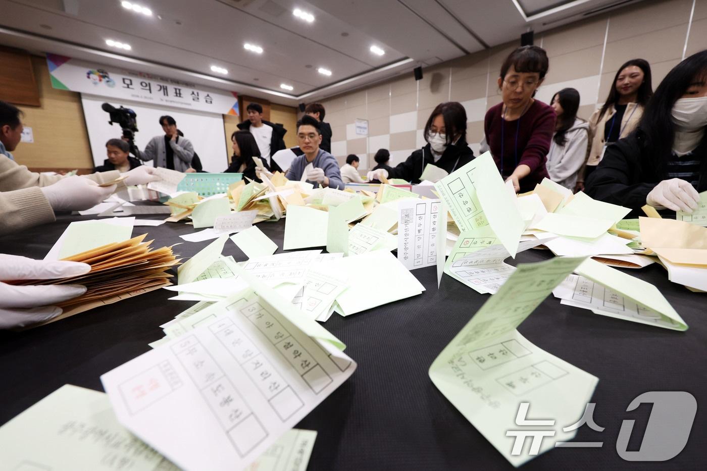 본문 이미지 - 6·3 지방선거를 98일을 앞둔 25일 광주 서구 김대중컨벤션센터에서 열린 선거관리위원회의 모의 개표 실습이 진행되고 있다. 2026.2.25 ⓒ 뉴스1 이승현 기자