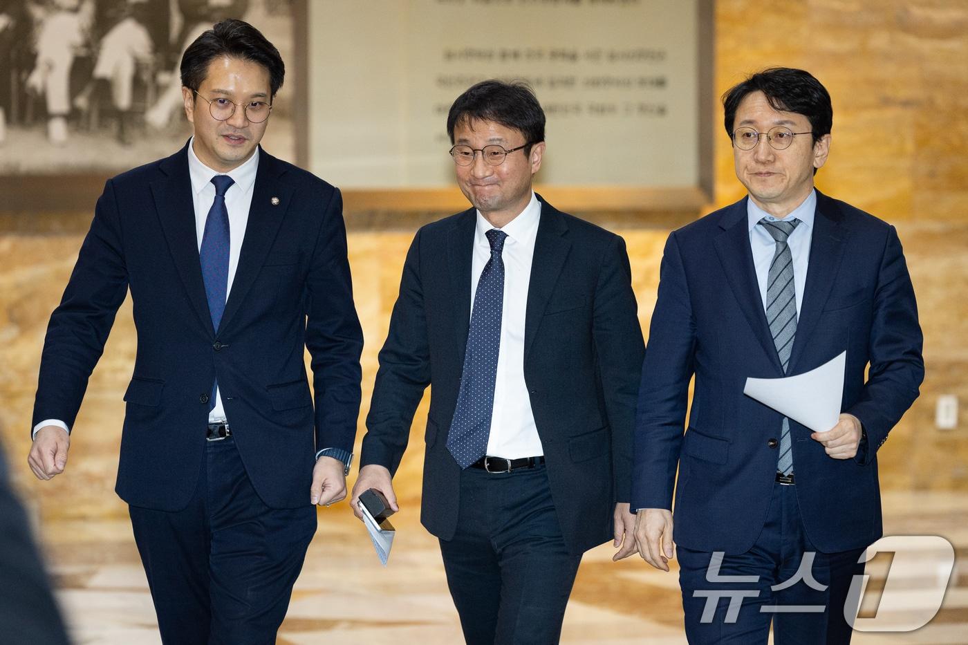 본문 이미지 - 한병도 더불어민주당 원내대표가 25일 서울 여의도 국회에서 열린 비공개 의원총회에 참석하고 있다. 왼쪽부터 전용기 원내소통수석부대표, 한 원내대표, 천준호 원내운영수석부대표. 2026.2.25 ⓒ 뉴스1 유승관 기자