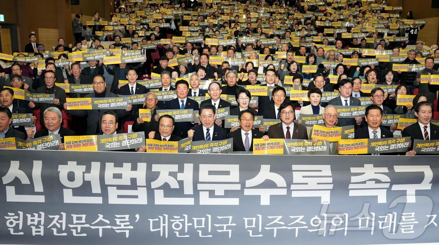 본문 이미지 - 김영록 전라남도지사가 지난달 25일 서울 국회에서 5·18단체, 시민단체 등 참석자들과 5·18정신 헌법전문 수록 국회 개헌특별위원회 구성 및 개헌 발의를 촉구하는 결의를 하고 있다.(전남도 제공. 재판매 및 DB금지) 2026.2.25 ⓒ 뉴스1