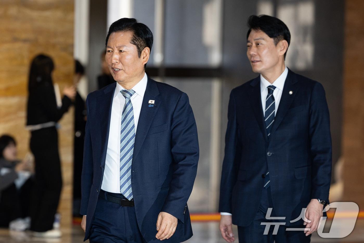 본문 이미지 - 정청래 더불어민주당 대표가 25일 서울 여의도 국회에서 열린 비공개 의원총회에 참석하고 있다. 오른쪽은 한민수 당대표 비서실장. 2026.2.25 ⓒ 뉴스1 유승관 기자