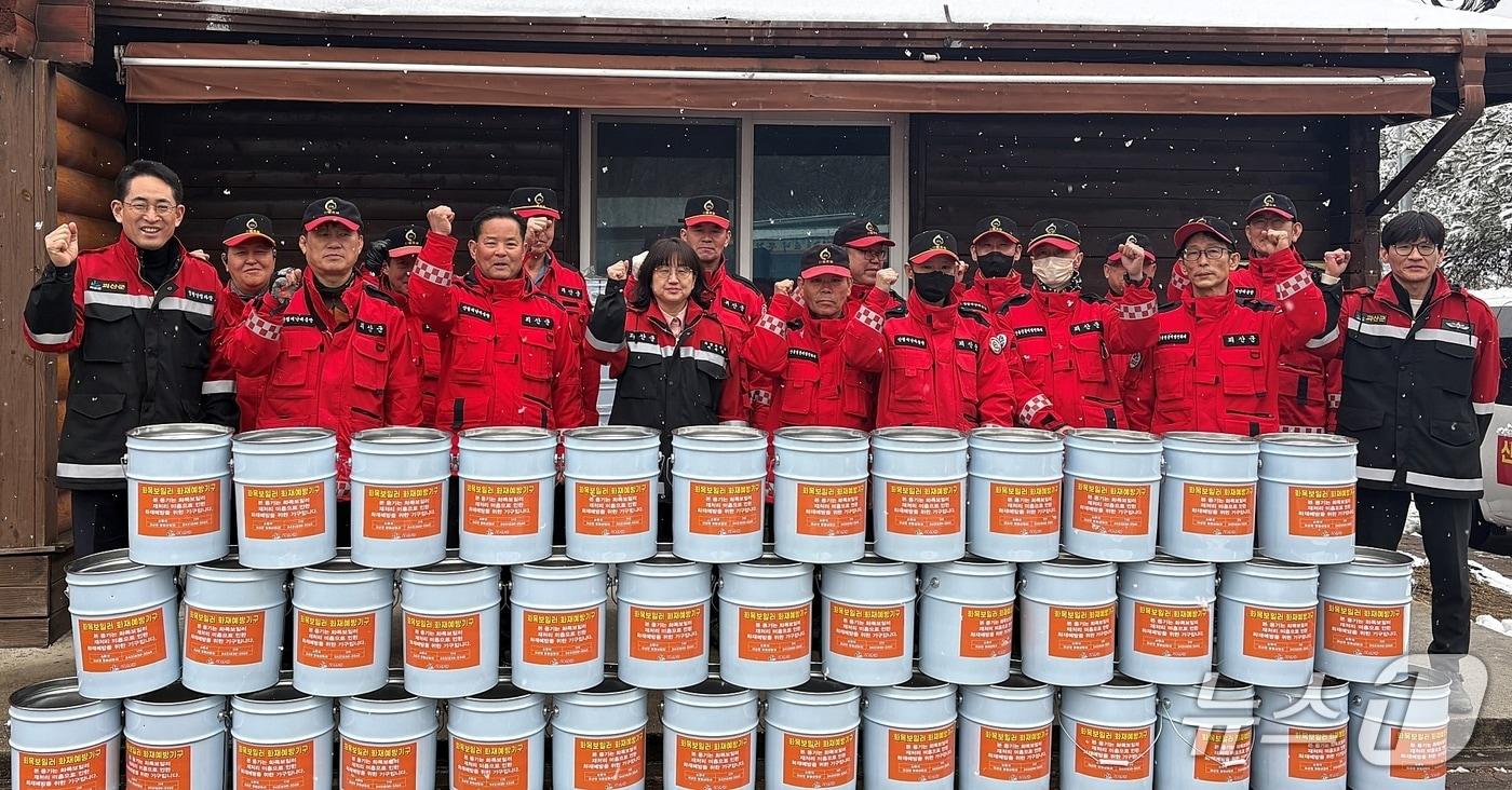 본문 이미지 - 충북 괴산군은 화목보일러 사용 가구에 전용 재 처리 용기를 보급했다.(괴산군 제공, 재판매 및 DB금지)/뉴스1