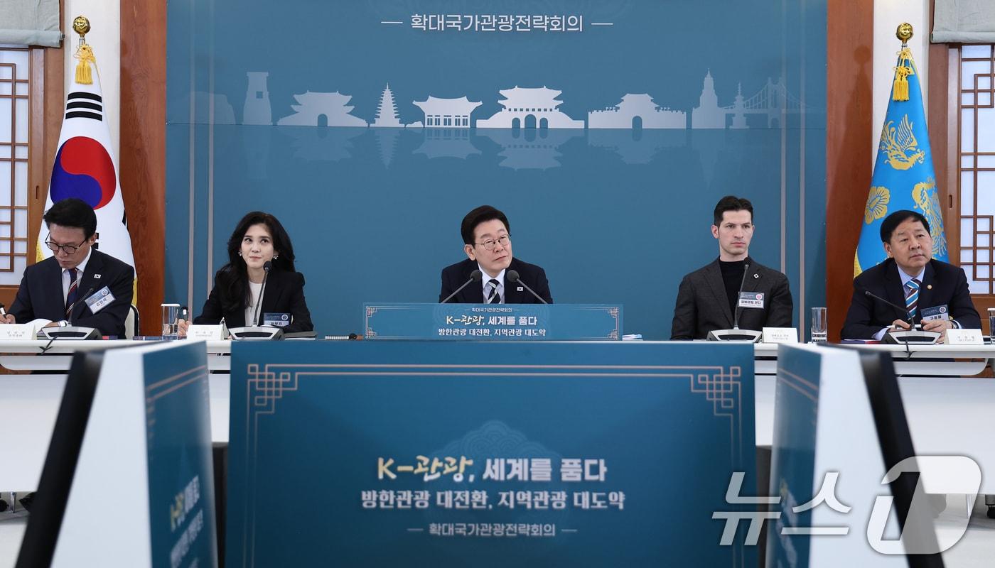 본문 이미지 - 이재명 대통령이 25일 청와대에서 열린 확대국가관광전략회의에서 참석자들의 발언을 경청하고 있다. 왼쪽부터 김민석 국무총리, 이부진 한국방문의해위원장, 이 대통령, 알베르토 몬디 주한이탈리아 상공회의소 부회장, 구윤철 부총리 겸 재정경제부 장관. 2026.2.25 ⓒ 뉴스1 이재명 기자