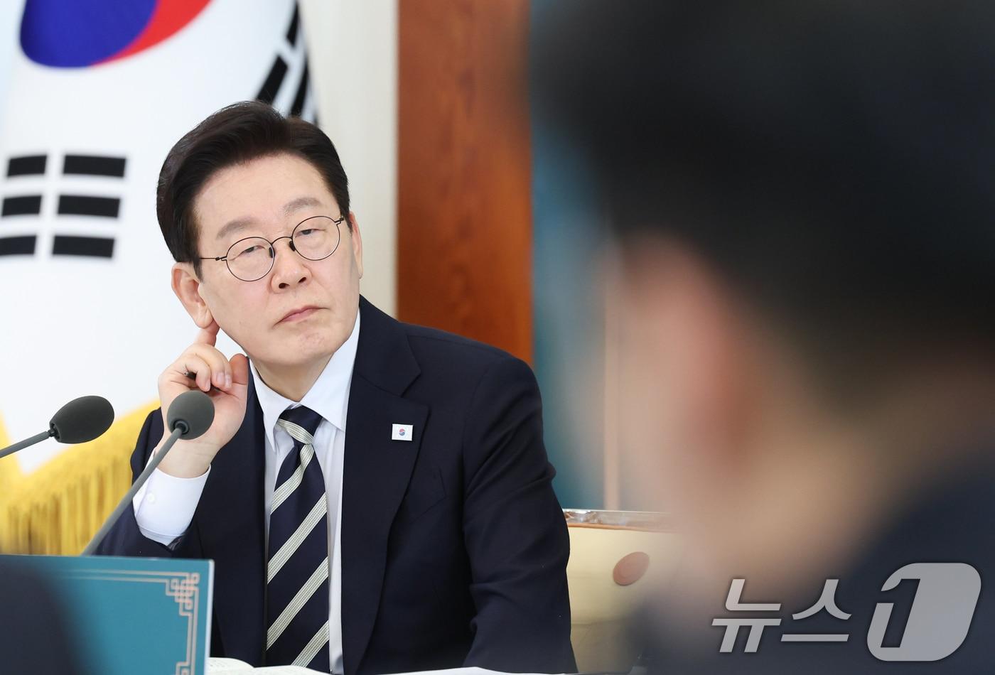 본문 이미지 - 이재명 대통령이 25일 청와대에서 열린 확대국가관광전략회의에서 참석자들의 발언을 경청하고 있다. 2026.2.25 ⓒ 뉴스1 이재명 기자