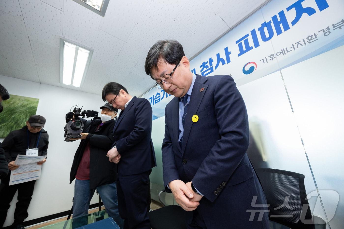 본문 이미지 - 김성환 기후에너지환경부 장관이 25일 서울 제분빌딩 가습기살균제 피해자 소통공간에서 열린 피해자들과 간담회에 앞서 희생자에 대한 묵념을 하고 있다. (기후에너지환경부 제공. 재판매 및 DB 금지) 2026.2.25 ⓒ 뉴스1