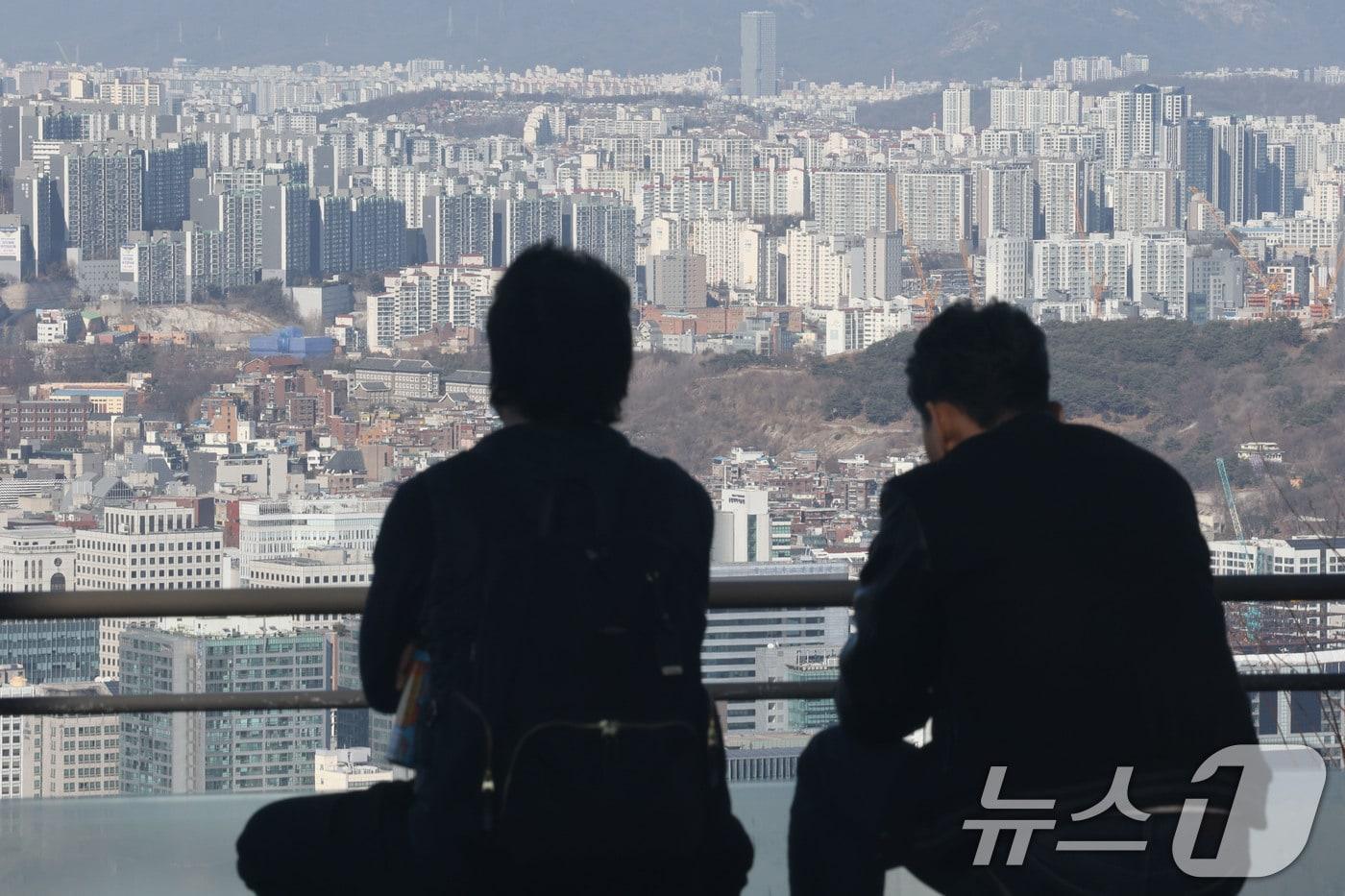 본문 이미지 - 정부 규제 여파로 부동산 시장에서 중장년층과 중상위 소득층의 매수 심리가 일제히 급락한 것으로 나타난 25일 오후 서울 중구 남산에서 아파트 단지가 보이고 있다. 2026.2.25 ⓒ 뉴스1 이광호 기자