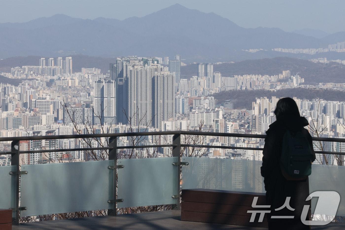 본문 이미지 - 25일 오후 서울 중구 남산에서 아파트 단지가 보이고 있다. 2026.2.25 ⓒ 뉴스1 이광호 기자