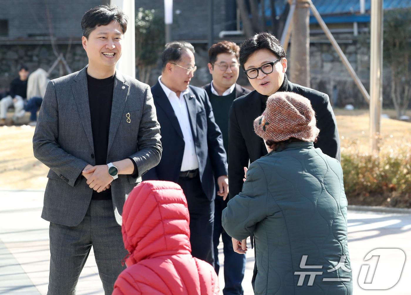 본문 이미지 - 한동훈 전 국민의힘 대표와 우재준 국민의힘(대구 북구갑) 의원이 25일 오후 대구 중구 2.28기념중앙공원을 찾아 시민과 인사 나누고 있다. 2026.2.25 ⓒ 뉴스1 공정식 기자