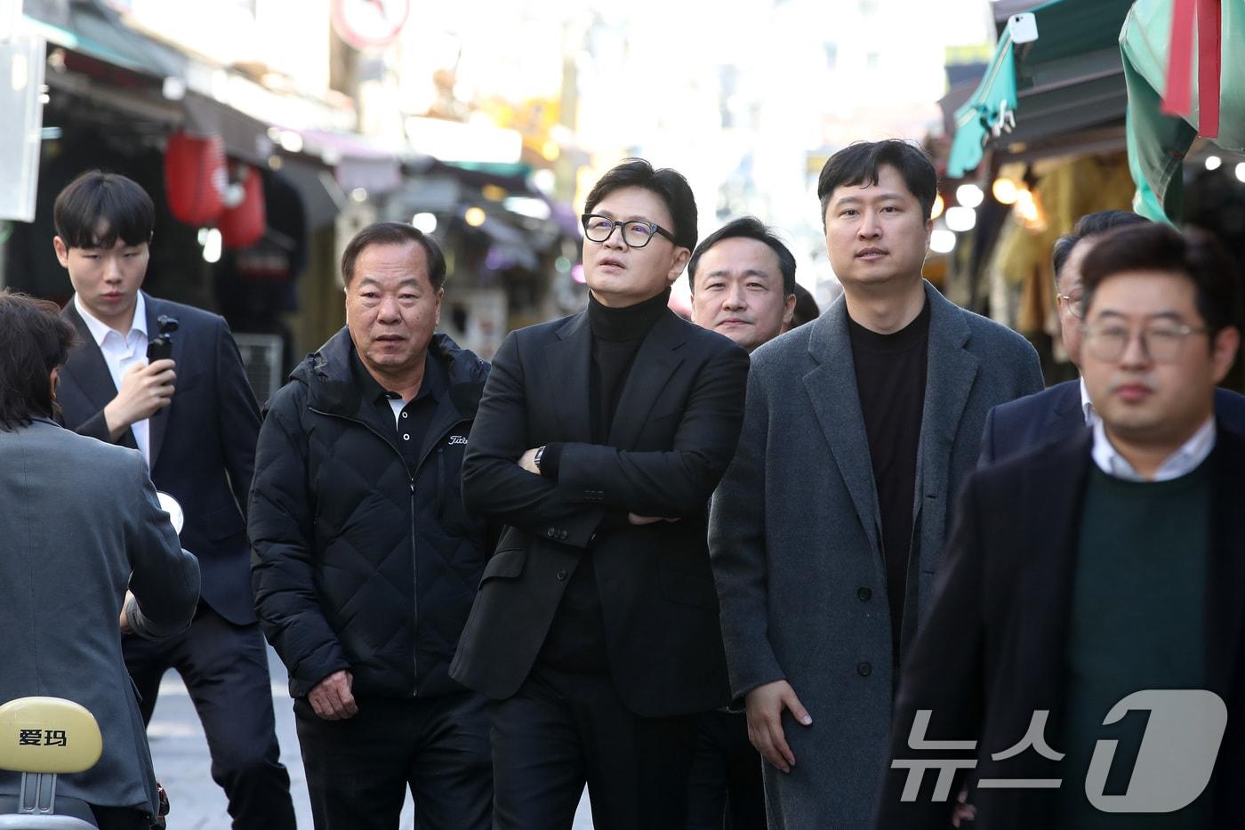 본문 이미지 - 한동훈 전 국민의힘 대표와 우재준 국민의힘(대구 북구갑) 의원이 25일 오후 대구 중구 교동을 걷고 있다. 2026.2.25 ⓒ 뉴스1 공정식 기자