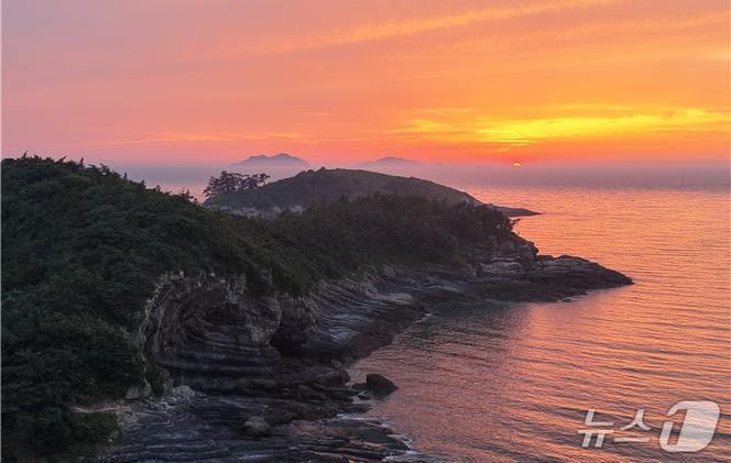 본문 이미지 - 전북 부안군 위도면 진리에 위치한 천연기념물 대월습곡.(부안군 제공. 재판매 및 DB금지)