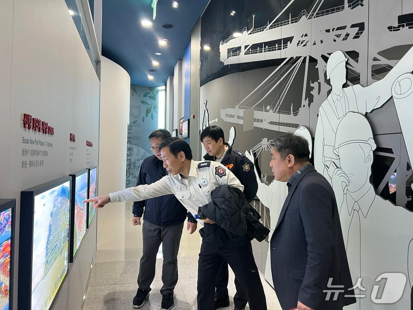 본문 이미지 - 창원소방본부 관계자가 부산신항 홍보관을 찾아 부산항에 대한 설명을 듣고 있다. (BPA 제공. 재판매 및 DB금지)