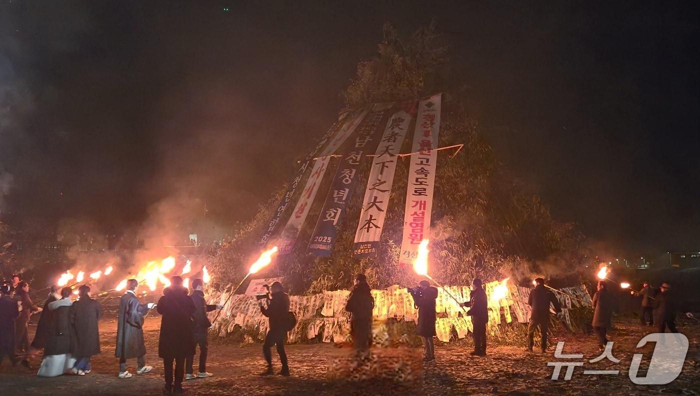 본문 이미지 - 2025년 경산시 달집태우기 행사 장면(경산시 제공. 재판매 및 DB금지)/뉴스1