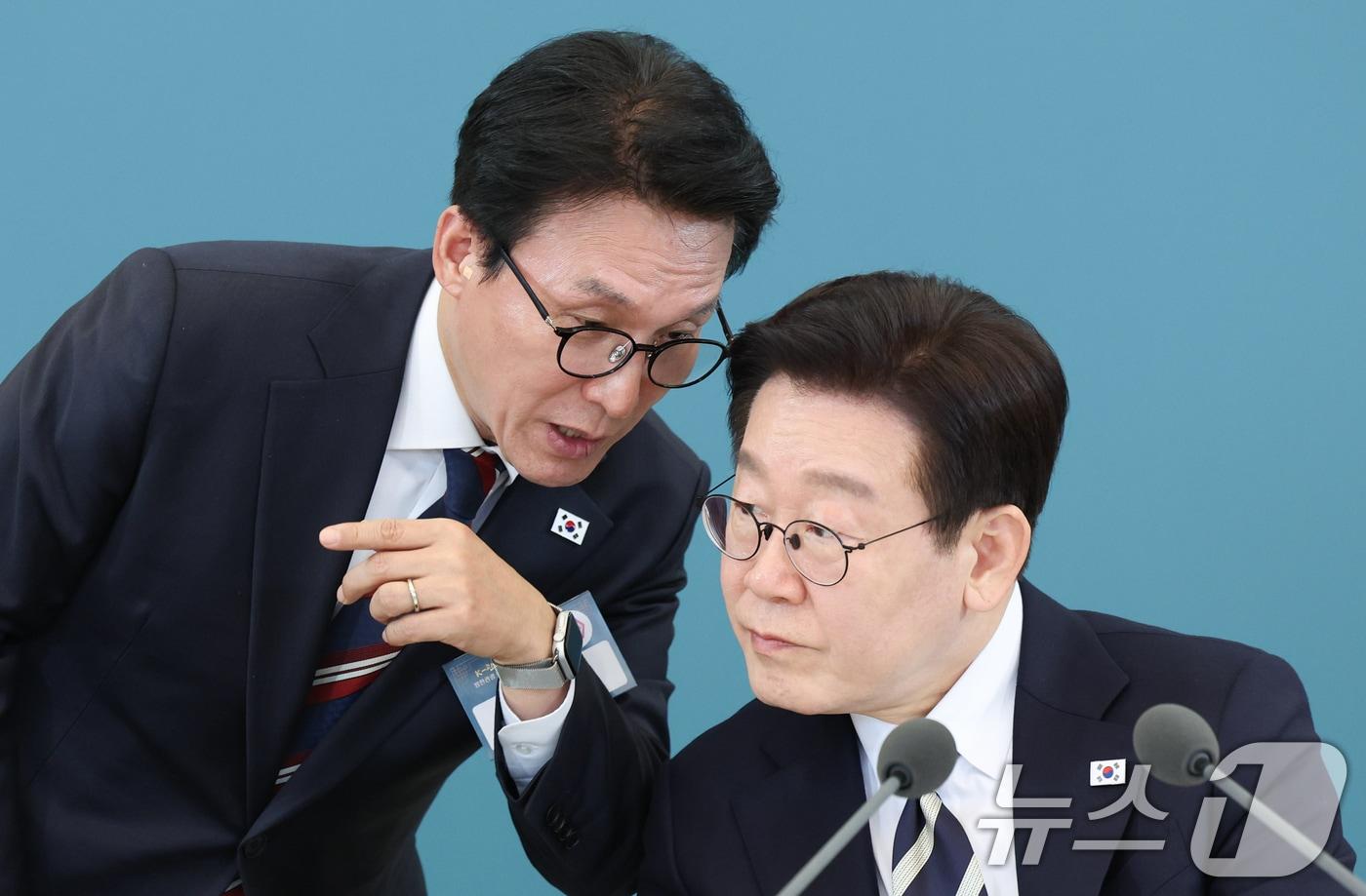 본문 이미지 - 이재명 대통령이 25일 청와대에서 열린 확대국가관광전략회의에서 김민석 국무총리와 대화하고 있다. 2026.2.25 ⓒ 뉴스1 이재명 기자