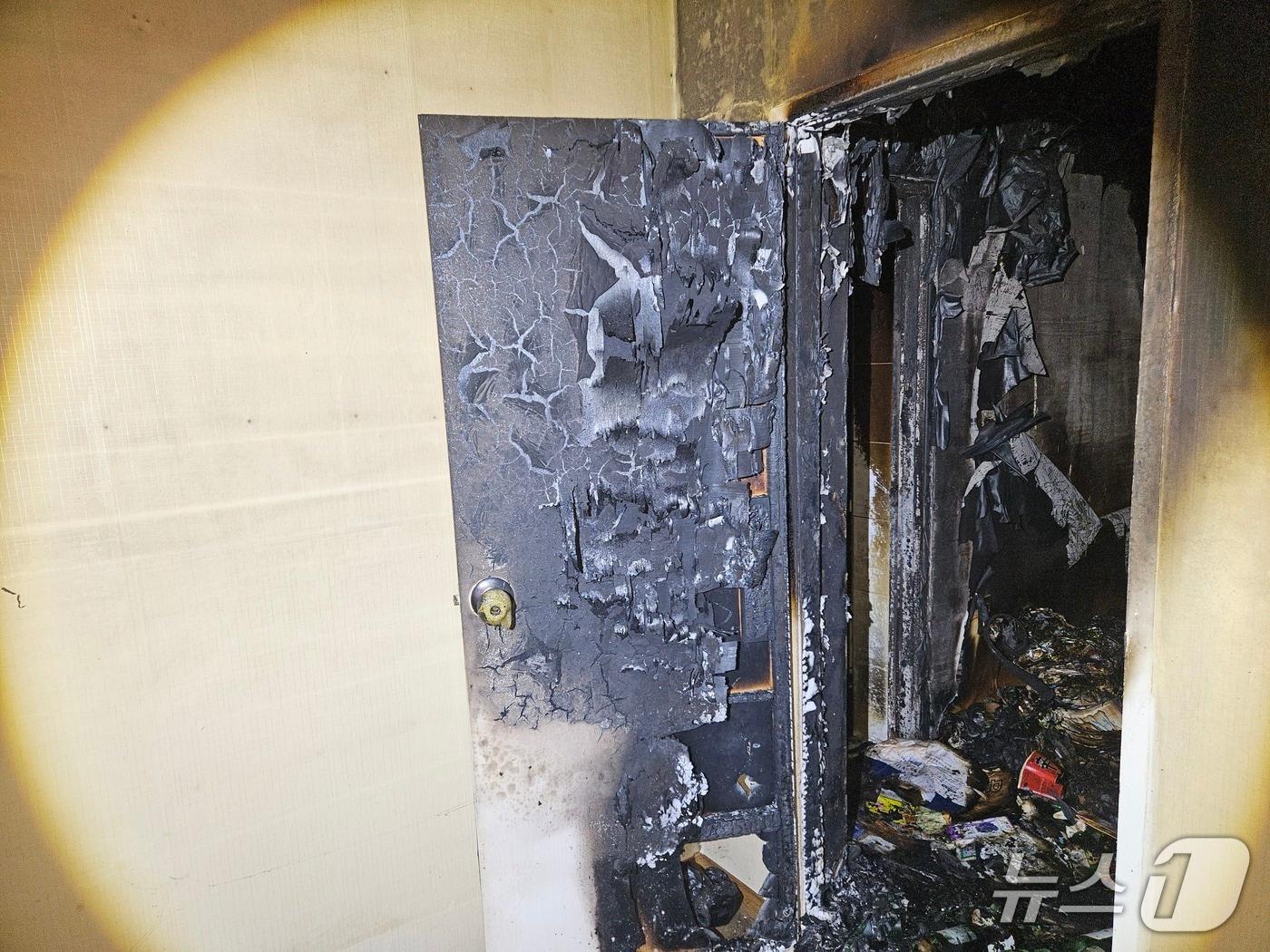 본문 이미지 - 25일 오전 3시59분쯤 대구 동구 효목동의 한 주택에서 불이 나 내부가 시커멓게 탔다. 이 불로 50대 남성 거주자가 숨졌다.(대구소방안전본부 제공. 재판매 및 DB금지)