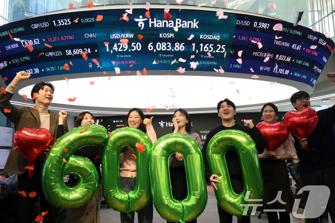 본문 이미지 - 코스피가 종가 기준 사상 처음 6000선을 돌파한 25일 오후 서울 중구 하나은행 본점 딜링룸에서 직원들이 축하 세리머니를 하고 있다. 2026.2.25 ⓒ 뉴스1 황기선 기자