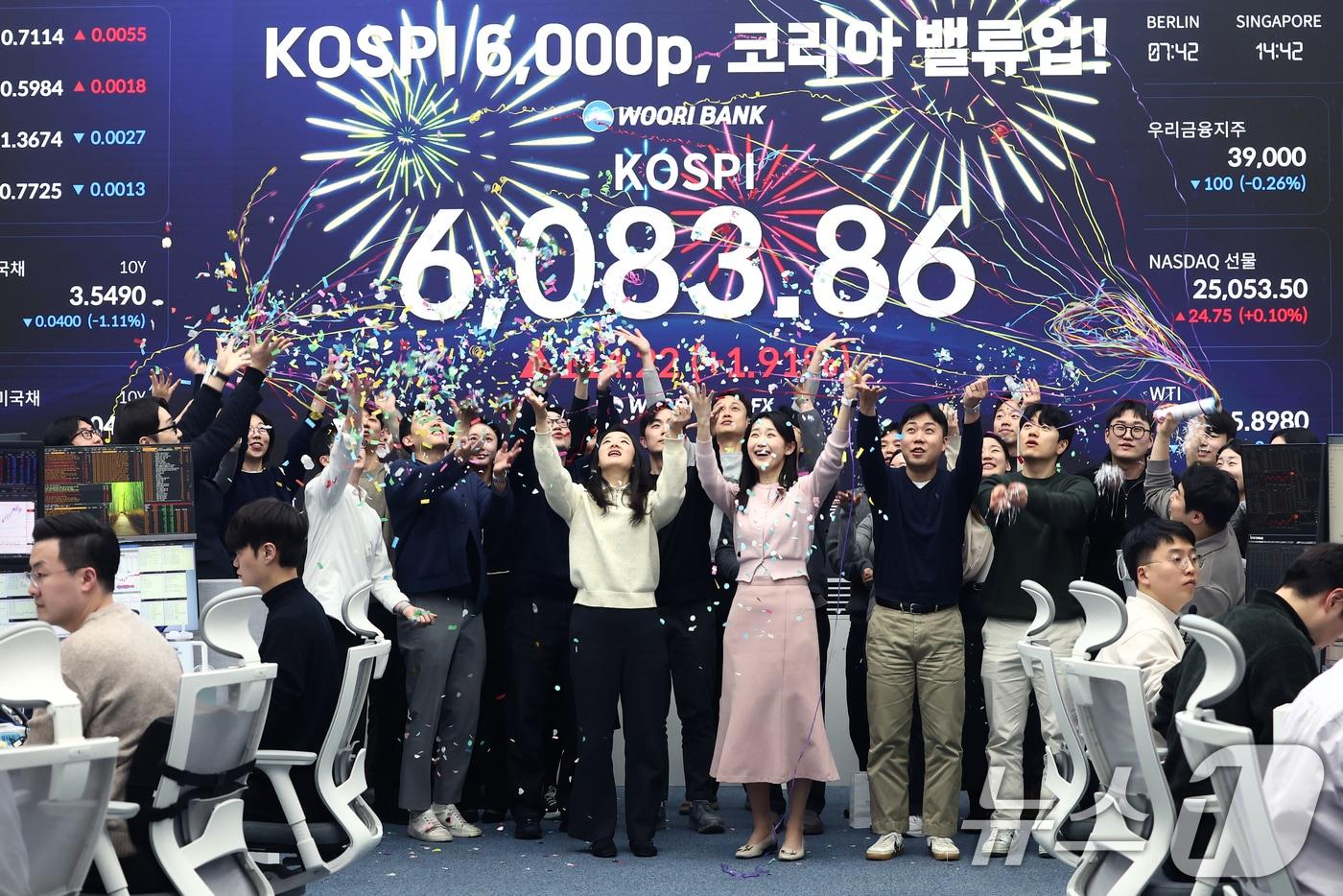 본문 이미지 - 코스피가 6000선을 넘어선 25일 서울 중구 우리은행 본점 딜링룸에서 직원들이 6000선 돌파를 기념하는 세리모니를 하고 있다. 이날 코스피는 전장보다 114.22포인트(1.91%) 오른 6083.86에 거래를 마감했다. 2026.2.25 ⓒ 뉴스1 김민지 기자
