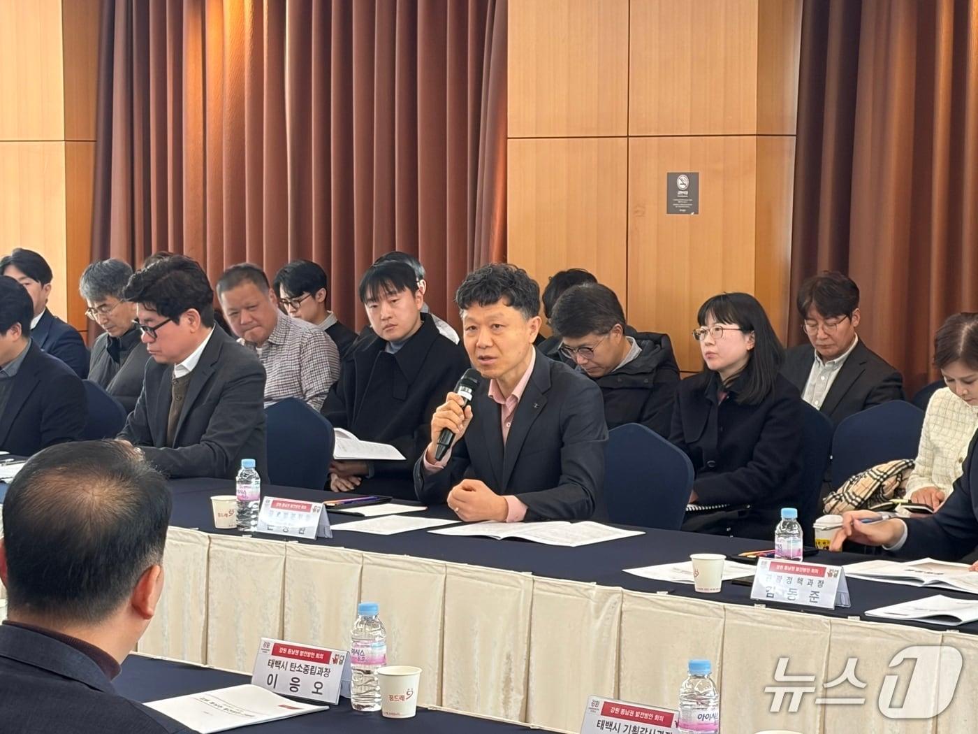 본문 이미지 - 손창환 강원도 제2청사 글로벌본부장이 25일 정선 하이원리조트에서 열린 '2026년 제2회 강원 동남권 발전방안 간담회'에서 모두발언을 하고 있다.(강원도 제2청사 제공, 재판매 및 DB 금지) 2026.2.25/뉴스1