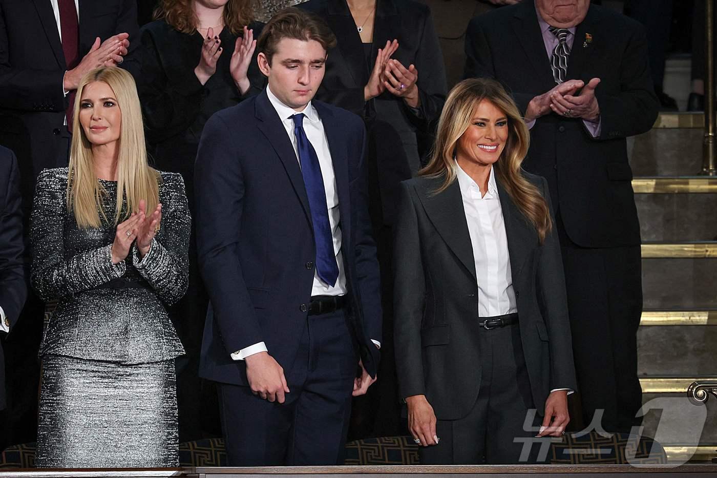본문 이미지 - 24일,(현지시간) 도널드 트럼프 미국 대통령의 국정연설에 가족이 총출동했다. 사진은 이방카 트럼프, 배런 트럼프, 멜라니아 여사. ⓒ AFP=뉴스1