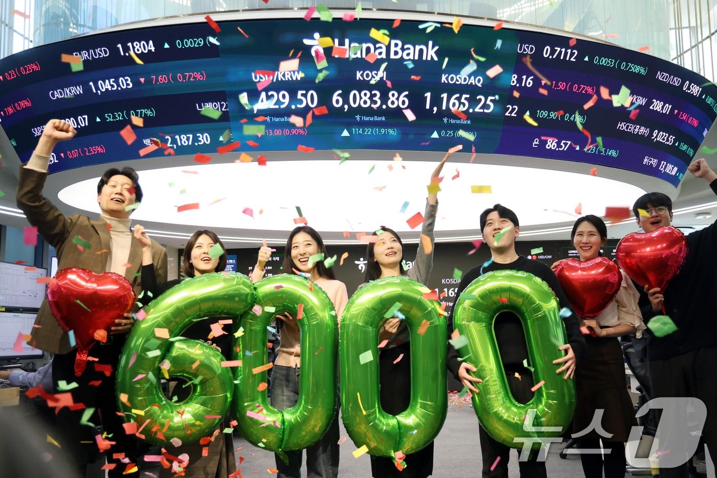 본문 이미지 - 코스피가 종가 기준 사상 처음 6000선을 돌파한 25일 오후 서울 중구 하나은행 본점 딜링룸에서 직원들이 축하 세리머니를 하고 있다.  2026.2.25 ⓒ 뉴스1 황기선 기자