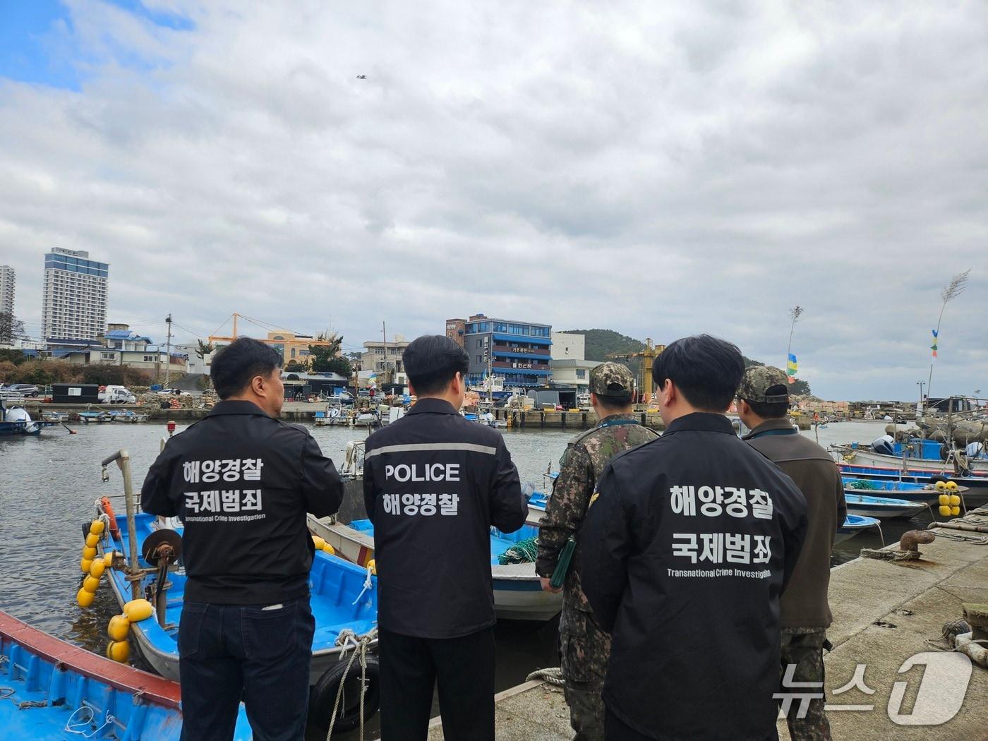 본문 이미지 - 부산해양경찰서 및 군이 부산 기장군 공수항 일원에서 취약지 현장 점검을 실시하는 모습 (해경 제공. 재판매 및 DB금지)