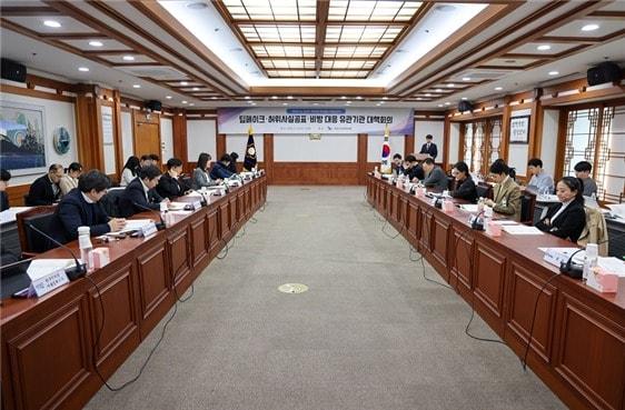 본문 이미지 - 25일 오후 중앙선관위 과천청사에서 제9회 지방선거 대비 딥페이크·허위사실공표·비방 대응 대책회의를 개최하고 있다. (중앙선관위 제공)