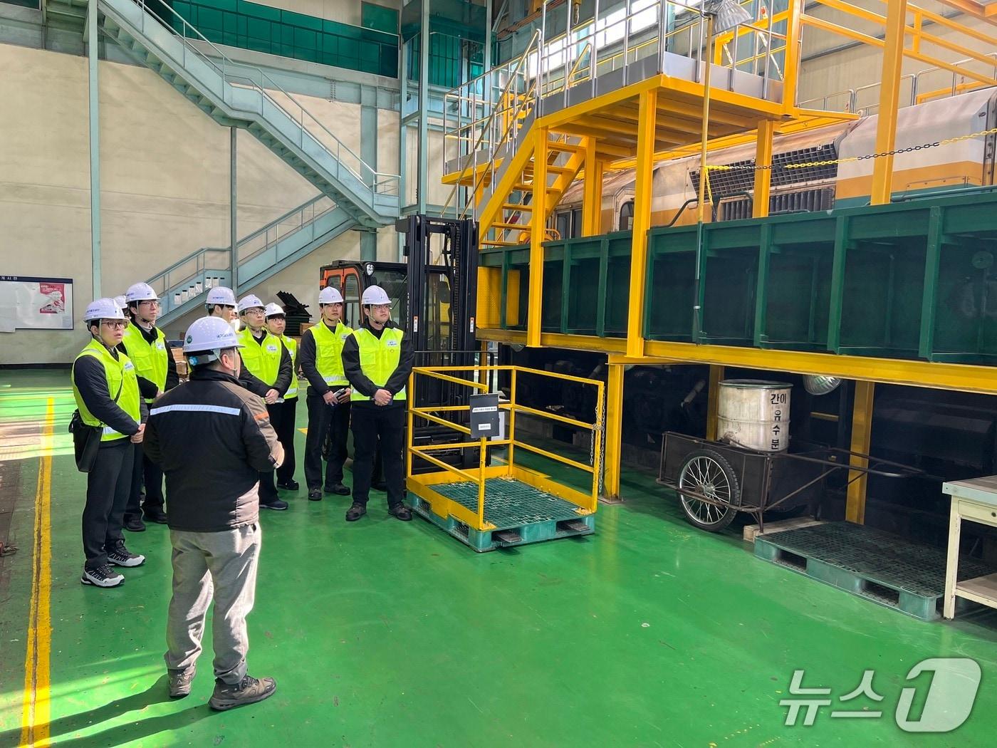 본문 이미지 - 국가철도공단 시설본부 신입직원들이 철도 장비에 대한 설명을 듣고 있다.(국가철도공단 제공.재판매 및 DB금지)/뉴스1