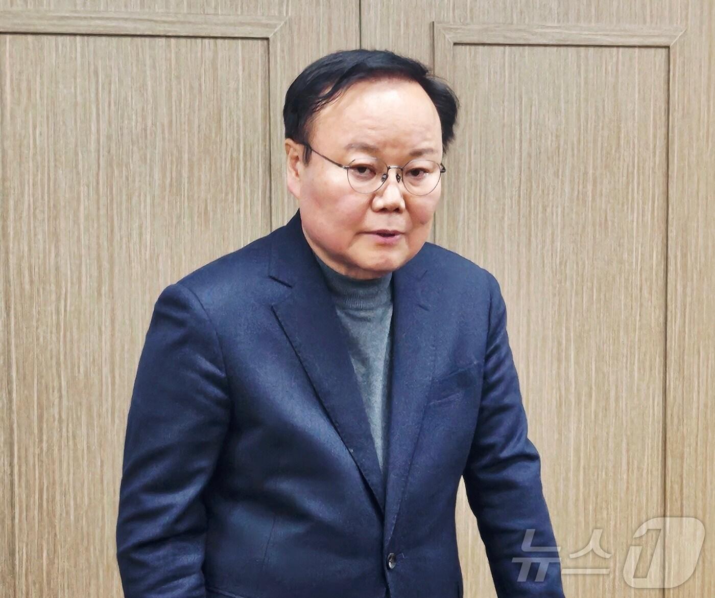 본문 이미지 - 김재원 국민의힘 경북도지사 예비후보가 25일 대구 수성구 국민의힘 경북도당에서 긴급 기자회견을 열고,국회 법제사법위원회의 행정통합특별법 보류 결정과 관련된 입장을 밝히고 있다. 2026.2.25 ⓒ 뉴스1 남승렬 기자