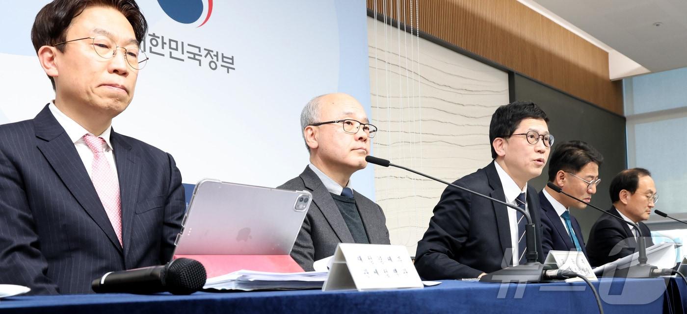 본문 이미지 - 강기룡 재정경제부 차관보를 비롯한 부처 관게자들이 지난 2월 25일 세종시 정부세종청사에서 할당관세 점검 및 제도개선, 교복가격 및 학원비 개선 관리방안 등 민생물가 특별관리 관계장관 TF 사전 브리핑을 하고 있다. 2026.2.26 ⓒ 뉴스1 김기남 기자