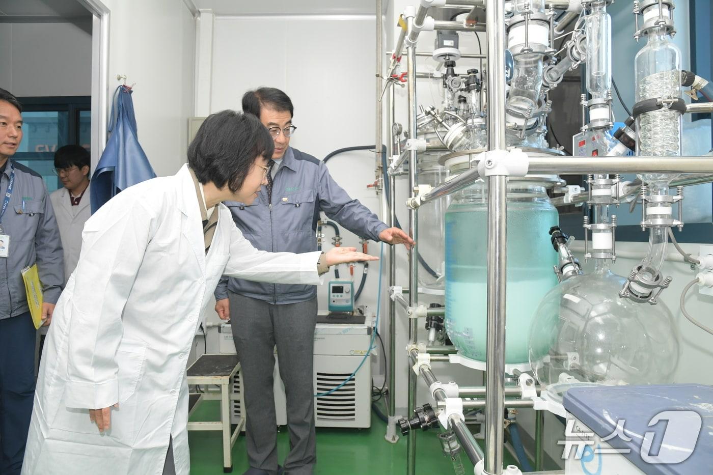 본문 이미지 - 오유경 식품의약품안전처장이 지난 2024년 9월 26일 국가필수의약품 '아세트아미노펜'의 제조공정 기술을 개발하고 있는 제약사 '엠에프씨'를 방문해 개발 현장을 점검하고, 국가필수의약품 국산화 사업에 참여하는 업체들과 간담회를 가졌던 모습.(식품의약품안전처 제공)