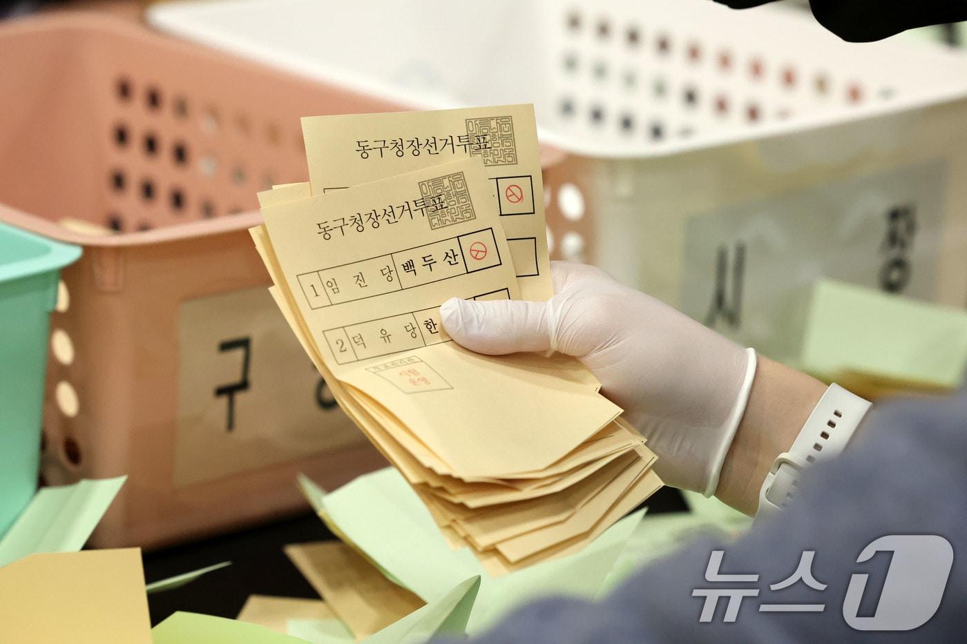 본문 이미지 - 6·3 지방선거를 98일을 앞둔 25일 광주 서구 김대중컨벤션센터에서 열린 선거관리위원회의 모의 개표 실습에서 개표 사무원들이 투표용지를 분류하고 있다. 2026.2.25 ⓒ 뉴스1 이승현 기자