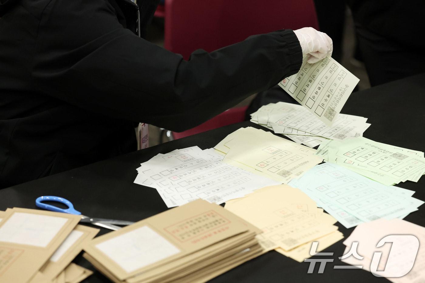 본문 이미지 - 6·3 지방선거를 98일을 앞둔 25일 광주 서구 김대중컨벤션센터에서 열린 선거관리위원회의 모의 개표 실습에서 개표 사무원들이 투표용지를 분류하고 있다. 2026.2.25 ⓒ 뉴스1 이승현 기자