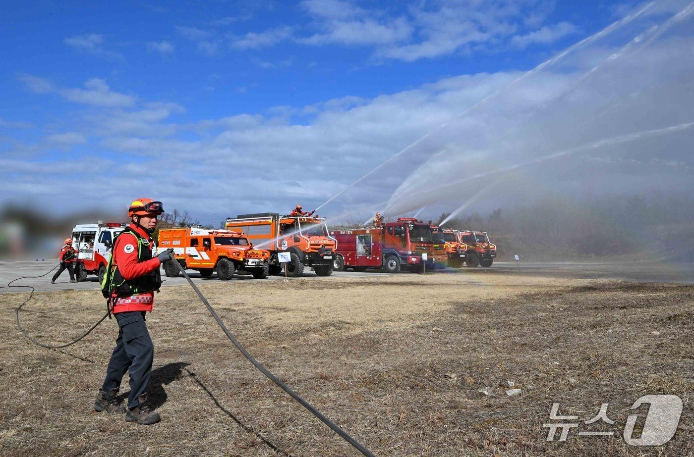 본문 이미지 - 25일 해군 1함대 사령부 일대에서 열린 관·군 합동 산불 대응훈련.(해군 1함대 제공, 재판매 및 DB 금지) 2026.2.25/뉴스1