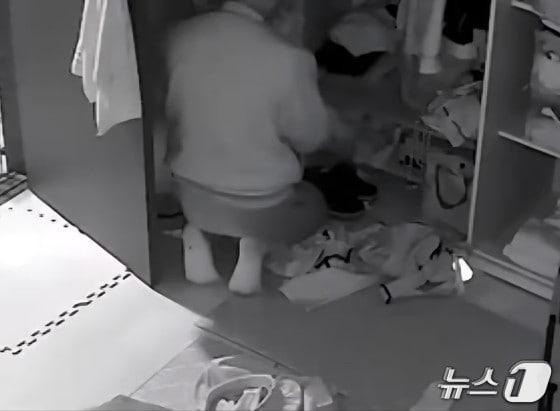 본문 이미지 - 지난해 5월 27일 0시 57분쯤 경북 안동의 한 아파트를 무단침입한 스토킹 범죄 피의자 30대 A 씨가 피해자의 옷장을 뒤지고 있는 모습이 홈캠에 찍혔다.(독자제공)2026.2.25/뉴스1
