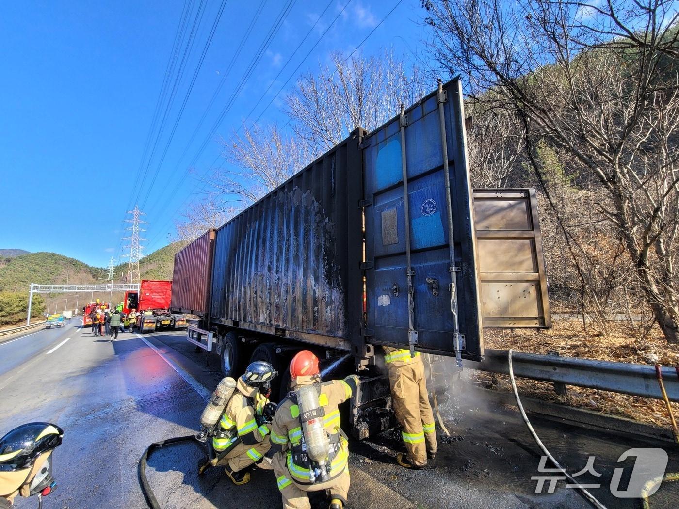 본문 이미지 - 불이 난 트레일러.(경남소방본부 제공. 재판매 및 DB금지)