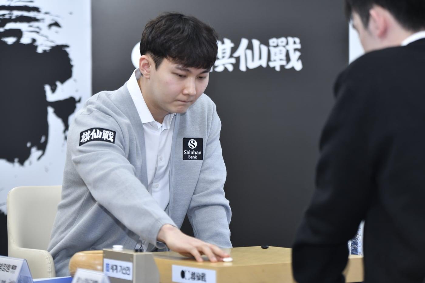 본문 이미지 - 박정환 9단이 25일 서울 중구의 신한은행 본점 15층 특설 대국장에서 열린 제1회 신한은행 세계 기선전 결승 3번기 1국에서 착수하고 있다. (한국기원 제공)