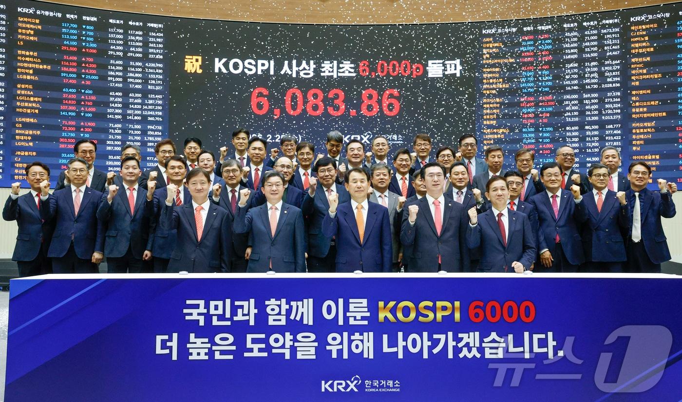 본문 이미지 - 코스피 지수가 종가 기준 6000포인트를 넘긴 지난 2월25일 서울 여의도 한국거래소 홍보관에서 이찬진 금융감독원장(앞줄 왼쪽부터), 이억원 금융위원장, 정은보 한국거래소 이사장 등 증권업계 기관장 및 관계자들이 코스피 6000 돌파를 축하하는 세리머니를 하고 있다. (공동취재) 2026.2.25 ⓒ 뉴스1 최지환 기자