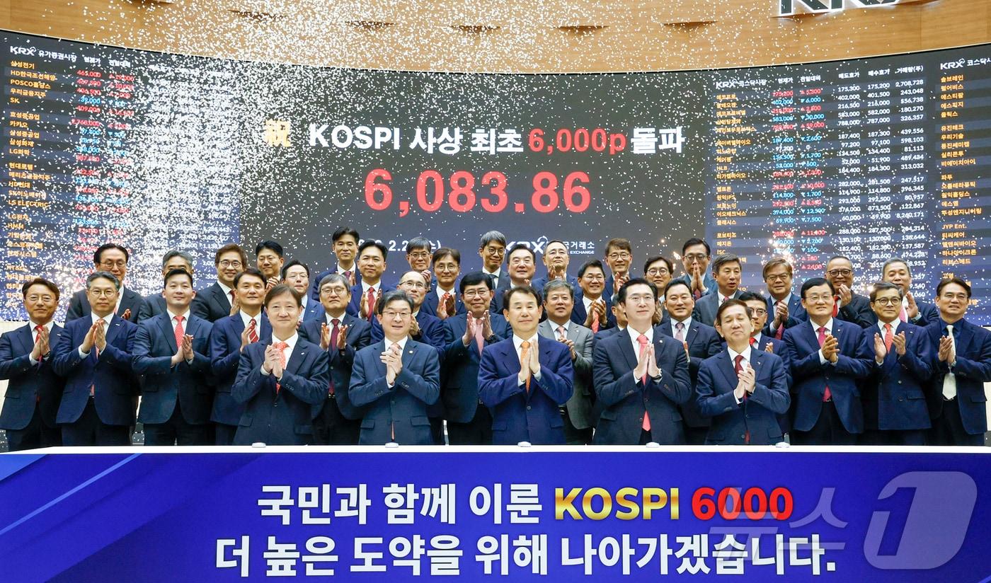 본문 이미지 - 코스피 지수가 종가 기준 6000포인트를 넘긴 25일 서울 여의도 한국거래소 홍보관에서 이찬진 금융감독원장(앞줄 왼쪽부터), 이억원 금융위원장, 정은보 한국거래소 이사장 등 증권업계 기관장 및 관계자들이 코스피 6000 돌파를 축하하는 세레머니를 하고 있다. (공동취재) 2026.2.25 ⓒ 뉴스1 최지환 기자